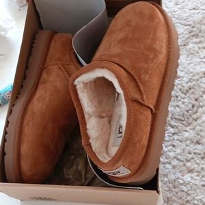 Brand new women's ugg slippers size7 fits 7 and a half